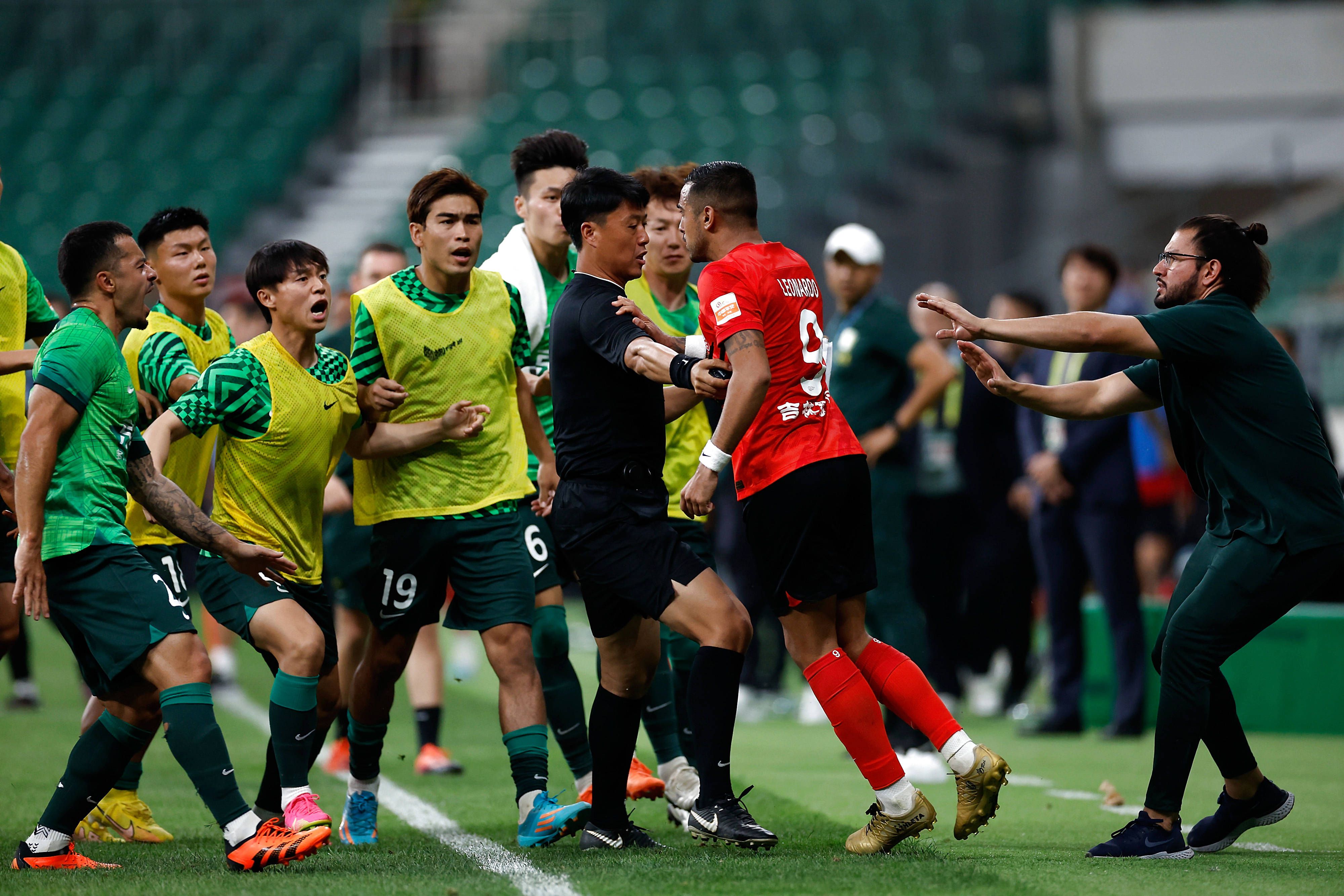 意媒Calciomercato消息，罗马正在转会市场上寻找中后卫引援，他们与博努奇的谈判已经进入后期阶段。
